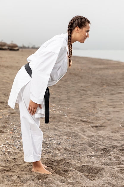 Photo gratuite fille d'arts martiaux prête à combattre