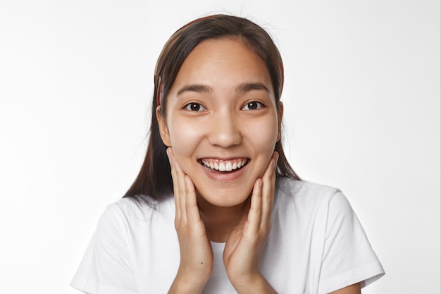 Fille asiatique expressive posant à l'intérieur