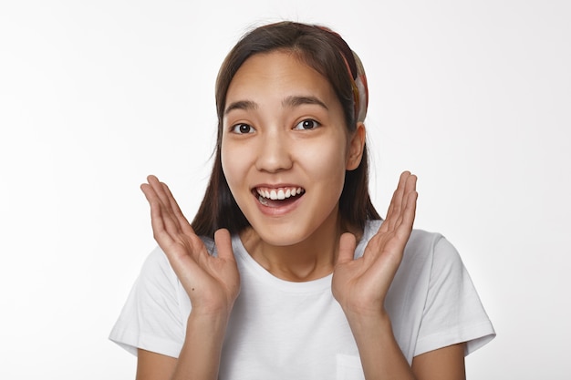 Fille asiatique expressive posant à l'intérieur