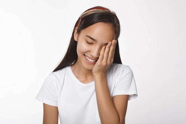 Fille asiatique expressive posant à l'intérieur