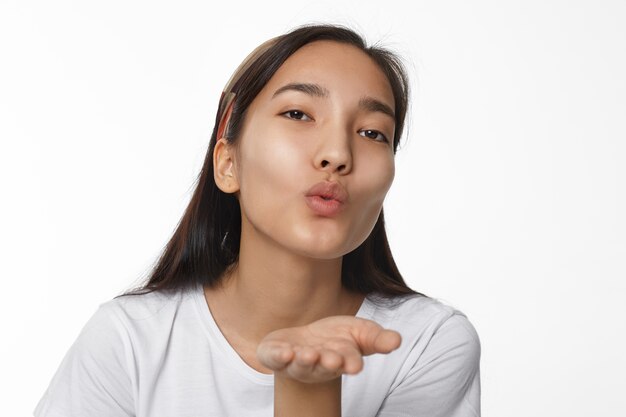 Fille asiatique expressive posant à l'intérieur