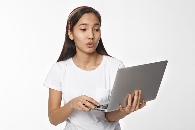 Fille asiatique expressive posant à l'intérieur