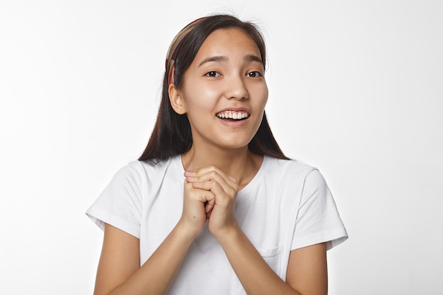 Fille asiatique expressive posant à l'intérieur