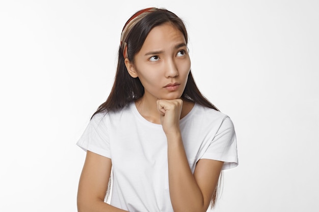 Fille asiatique expressive posant à l'intérieur