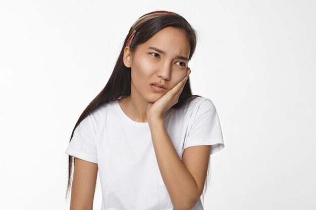 Fille asiatique expressive posant à l'intérieur