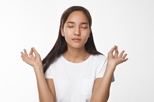 Fille asiatique expressive posant à l'intérieur