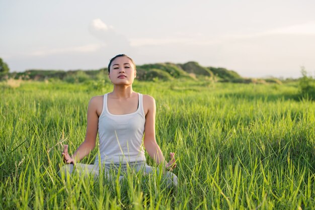 Fille assise sur l&#39;herbe