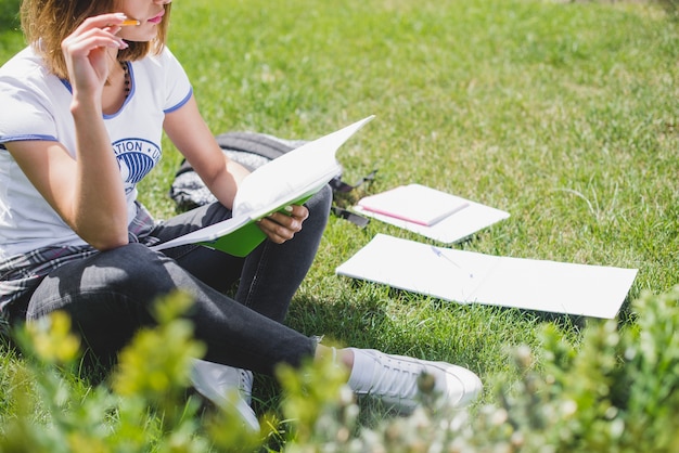 Photo gratuite fille assise sur l'herbe