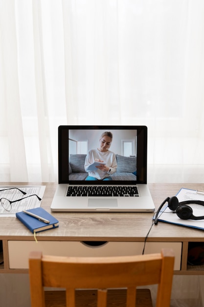 Photo gratuite fille attendant que son professeur revienne au bureau