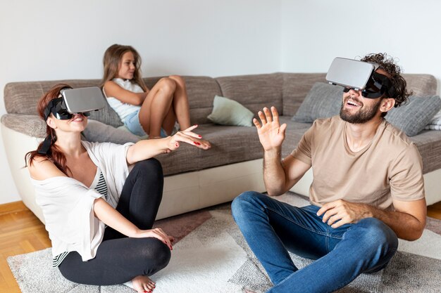 Fille attendant son tour avec le casque vr