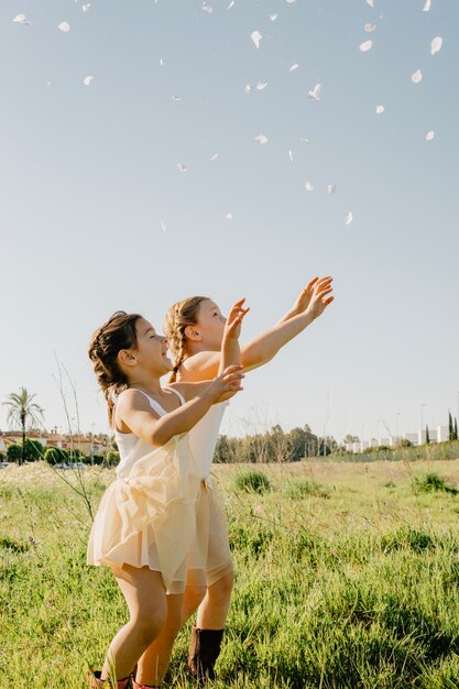 Fille attraper des pétales de fleurs