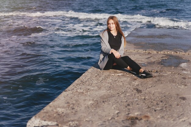 fille au bord de la mer