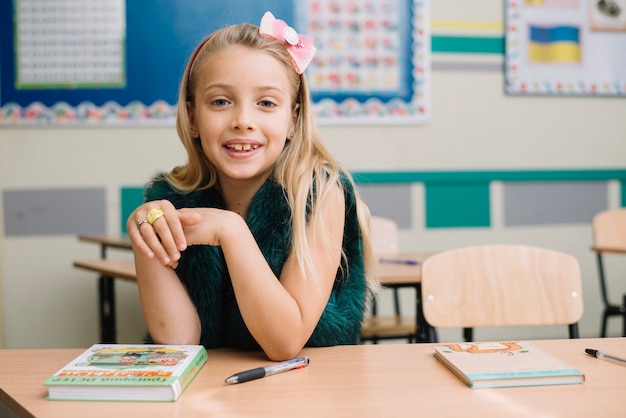 Photo gratuite fille au bureau en classe