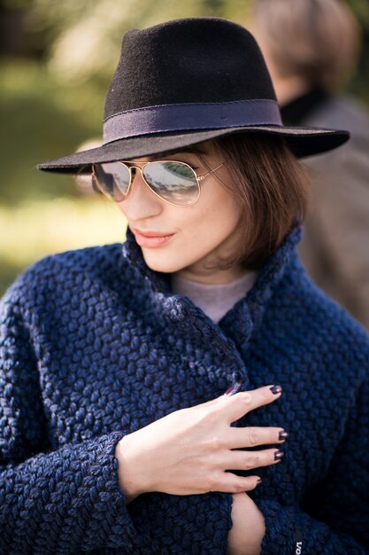 Fille au chapeau