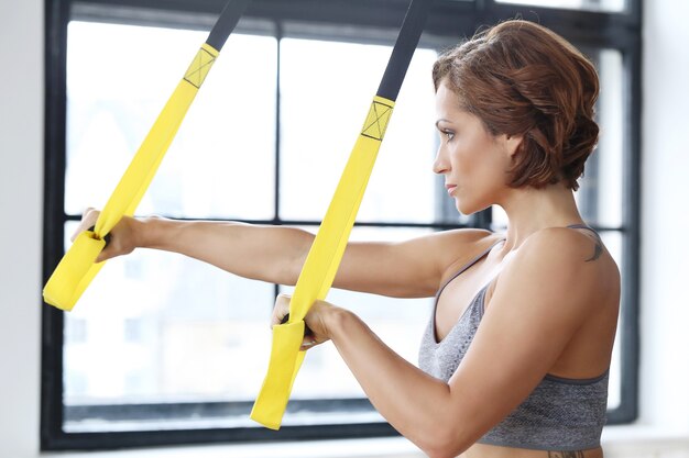 Fille au gymnase