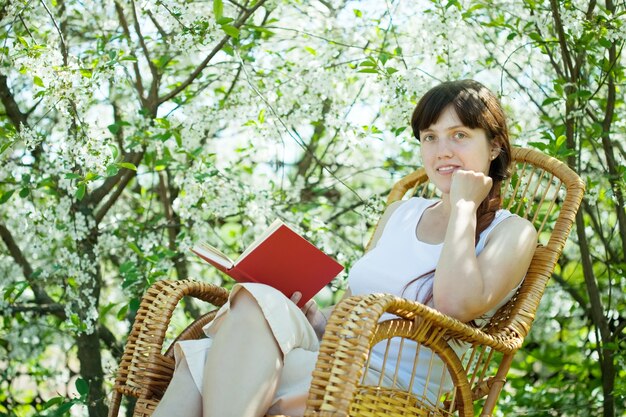 Fille au jardin en plein essor