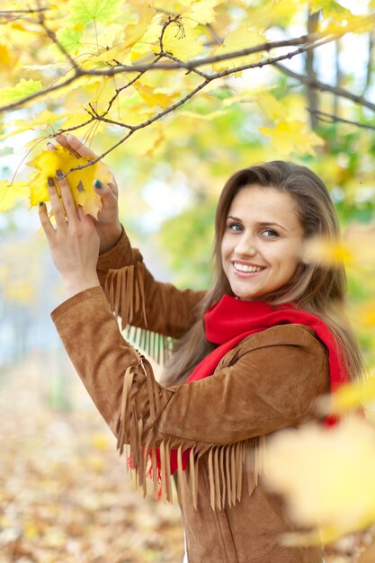 Fille au parc d&#39;automne