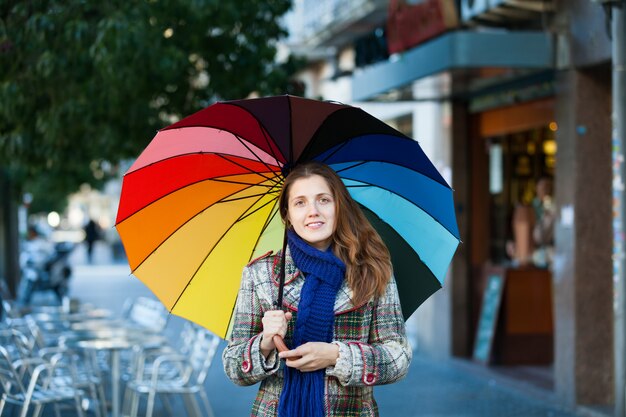 Fille en automne veste avec parapluie