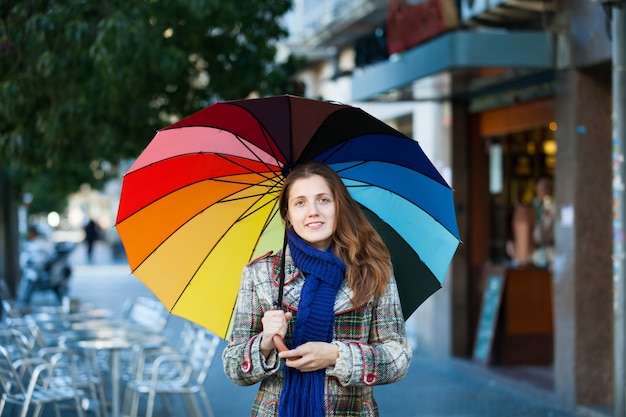 Fille en automne veste avec parapluie