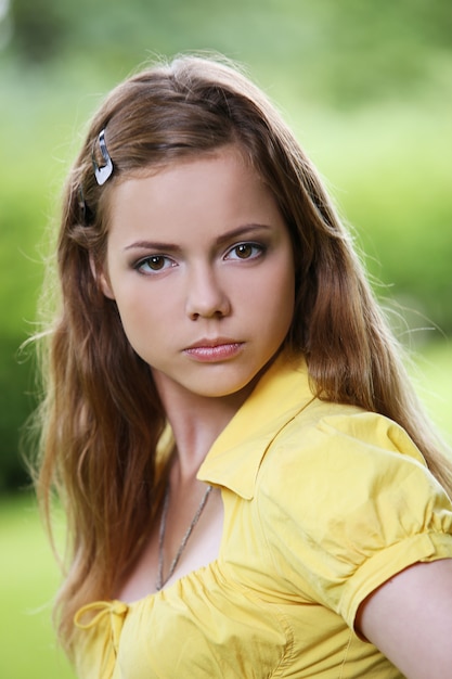 Fille aux cheveux longs et au joli visage