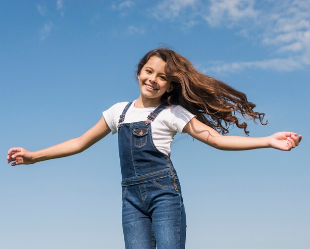 Fille aux cheveux longs souriant