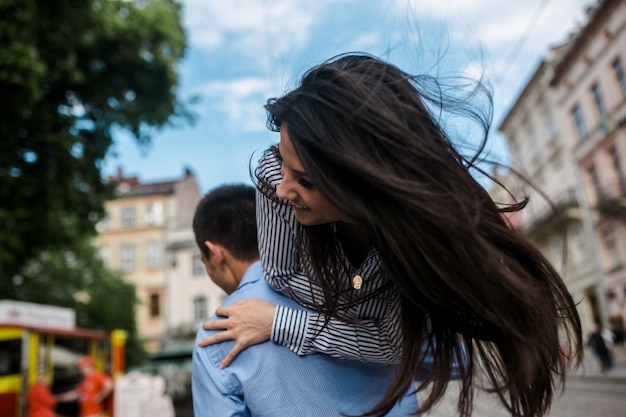 Fille aux cheveux ondulés sur l&#39;épaule masculine