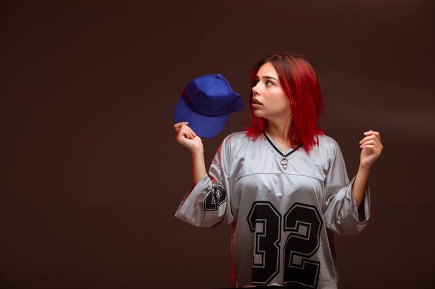 Fille aux cheveux roux en tenue de sport a l'air effrayée.