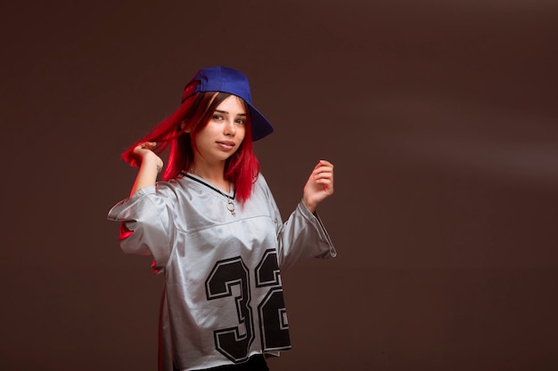 Fille aux cheveux roux en tenues de sport a l'air amusant.