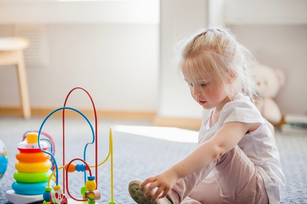 Fille aux jouets en développement