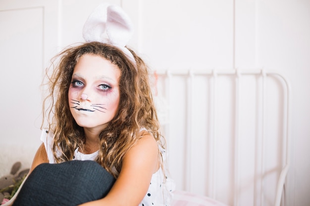 Fille aux oreilles et maquillage