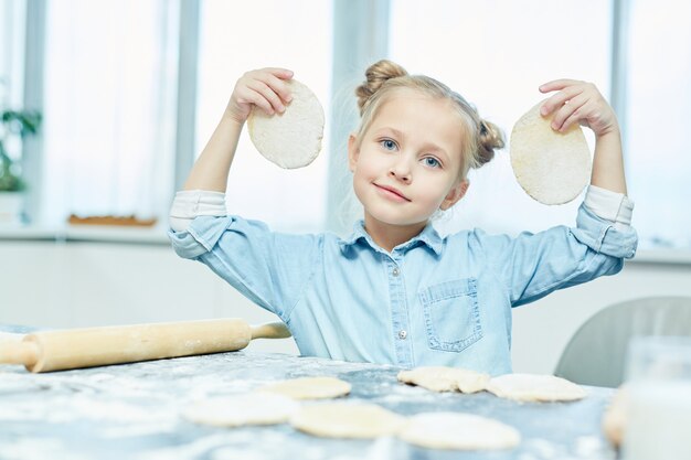 Fille aux pains plats