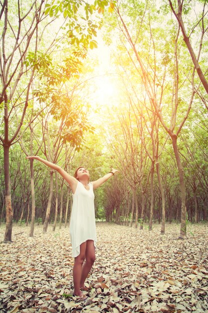 Fille ayant un bon moment avec les bras ouverts