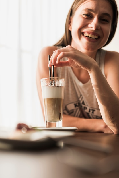 Photo gratuite fille ayant un café au restaurant