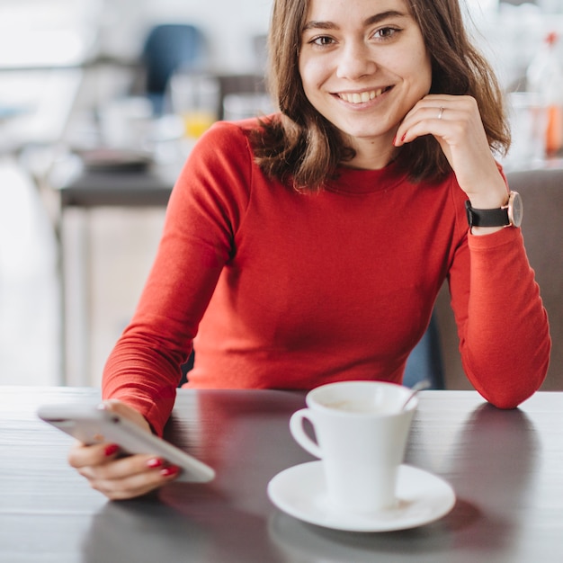 Fille ayant un café au restaurant