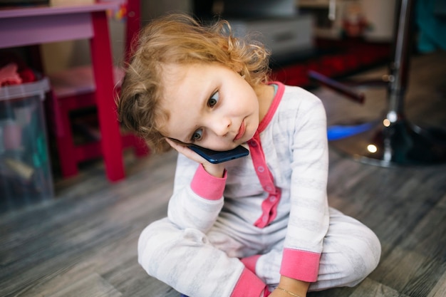 Fille ayant une conversation de smartphone