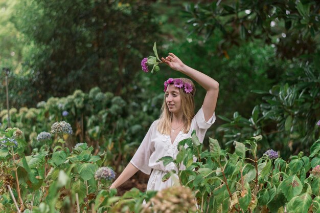 Fille ayant une grande journée en plein air