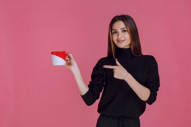 Fille ayant une tasse de café pendant la pause-café.