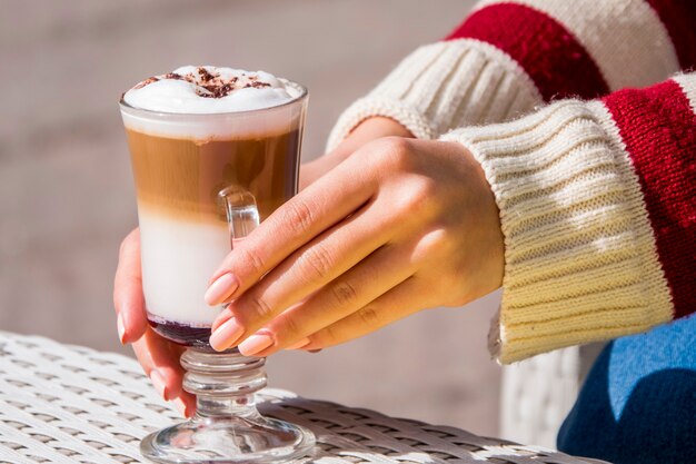 Fille ayant un verre de café