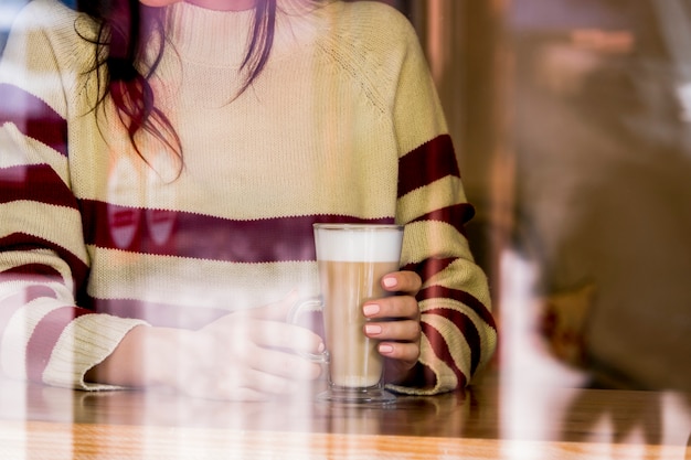 Photo gratuite fille ayant un verre de café