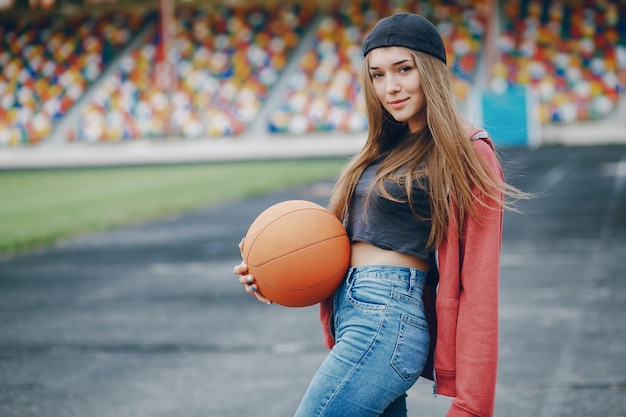 Fille avec une balle