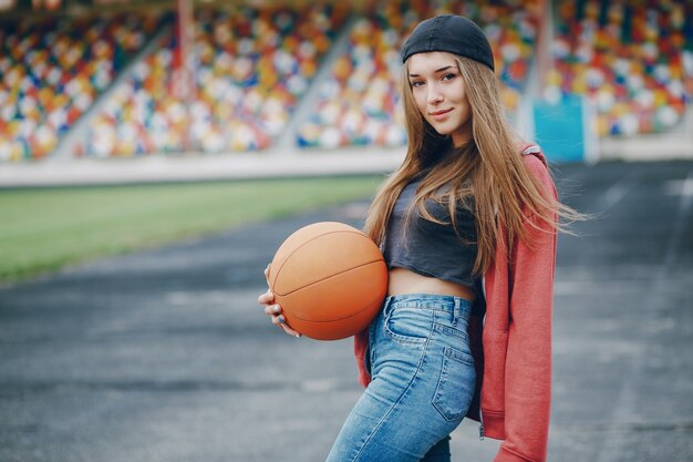 Fille avec une balle