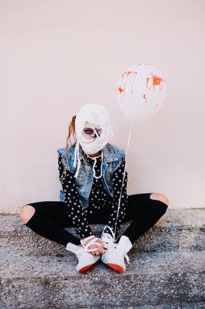 Photo gratuite fille avec ballon de visage et de sang bondé