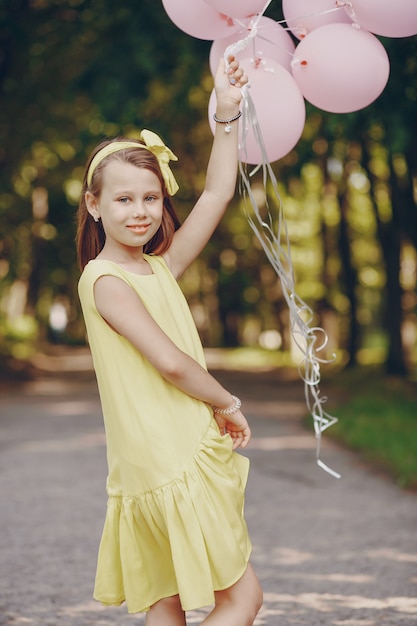 Fille avec des ballons