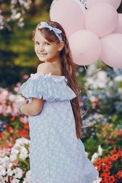 Fille avec des ballons