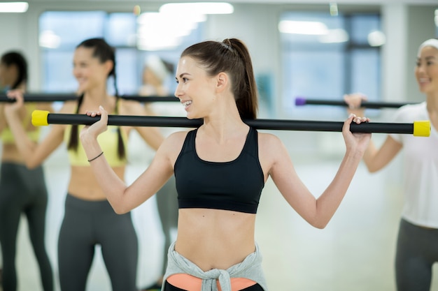 Fille avec barre de gymnastique