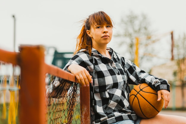 Photo gratuite fille avec basket en milieu urbain