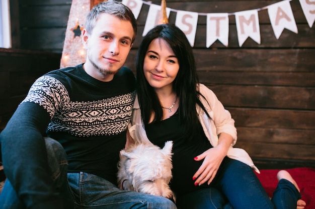 Fille avec un beau chien et un mec