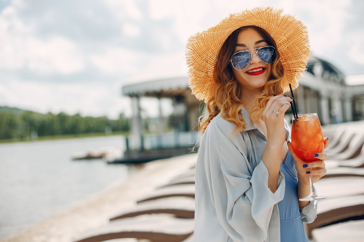 Photo gratuit fille belle et élégante sur une station