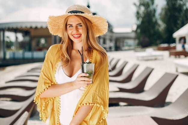 Fille belle et élégante sur une station