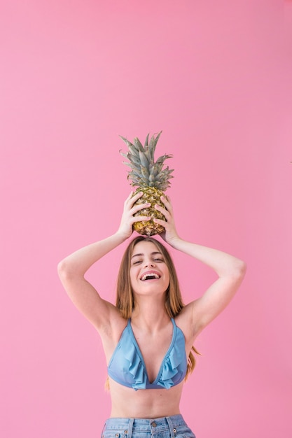 Fille en bikini à l&#39;ananas